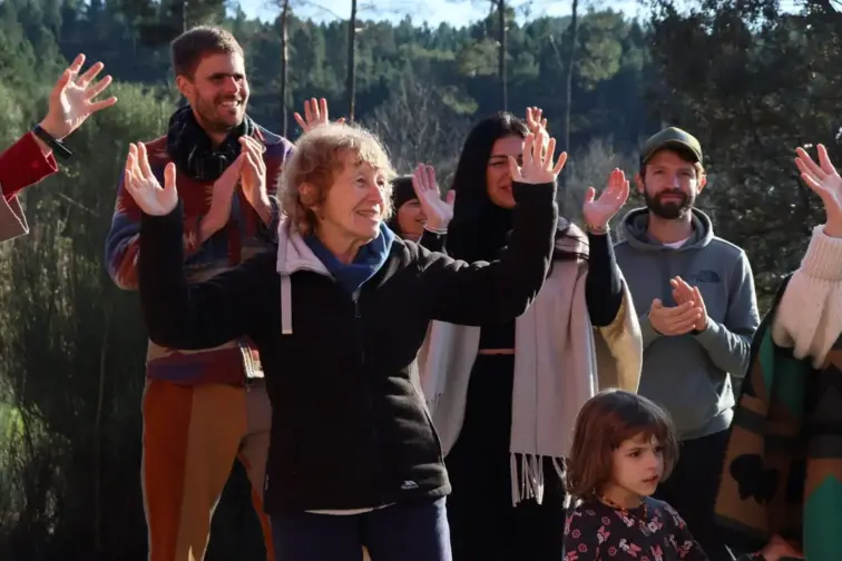 pessoas cantam com os braços no ar